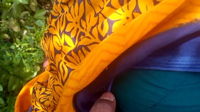 Priyanka314: Bini kawan desi memegang dan memerah payudara di Guava Plantation