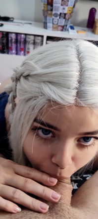 Moje bílovlasá blondýnka dává perfektní hluboké hrdlo