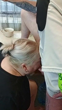 Nel pomeriggio, fotto la mia vicina in bocca in cucina e sborro