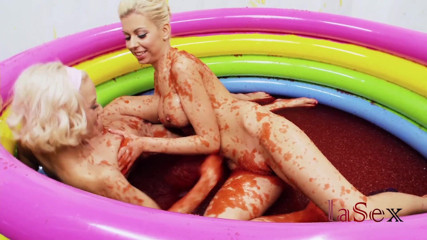 La sex: Lou lou a christine milují lízání třešňového džemu z bradavek