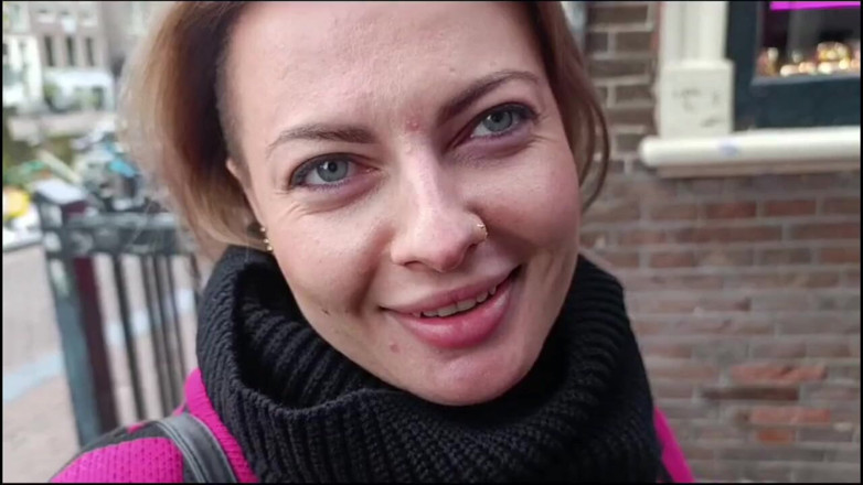 Laura Dee: Aku ketemu sama cewek ini di red light district amsterdam...