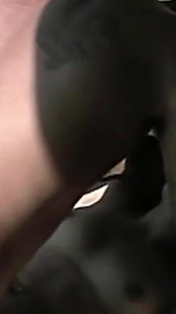 Brunetka MILF uczy się jeździć grubym kutasem na ganku