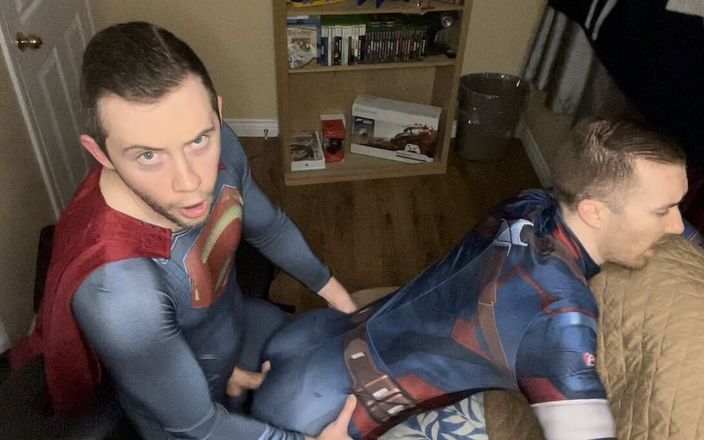 Max n Jack: Superman Cums Inside Captain America Bez sedla