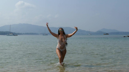 VividRedHead: VividRedHead indossa lingerie molto sexy per stuzzicarti sulla spiaggia