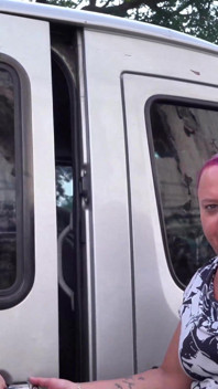Une BBW mature fait son premier trio dans une camionnette en mouvement