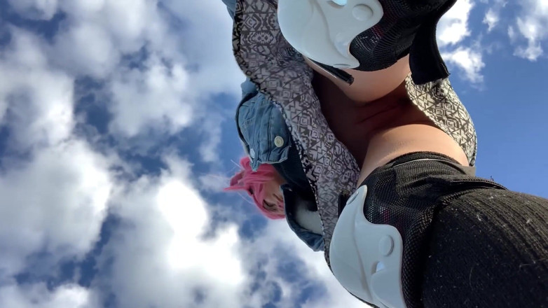 Dirty slut 666: Regardez ma chatte sous ma jupe sur un longboard
