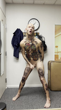 Twink tatuată în față se masturbează în timp ce este futută cu vibrator