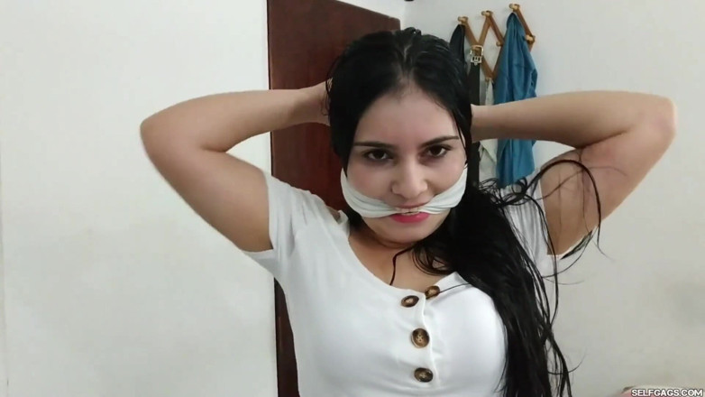 Selfgags Latina Bondage: Шаловливая сводная сестра хочет бондаж и давится!