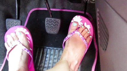 Lady Mesmeratrix Official: Mengemudi dengan sandal jepit