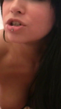 Minha namorada Chloe James, uma puta com peitões empinados e tatuagens sensuais adora ser excitada com brinquedos sexuais