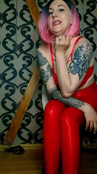 Lady Angela Polish Bahasa Polish – Fetish Stinky, Bingkap Lateks Merah, Kaki Terdedah