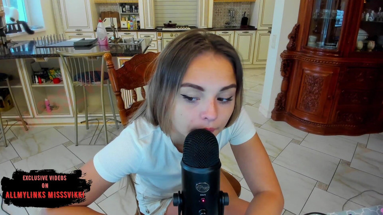 misss_vikki: ASMRのカレッジガールがマイクを舐める