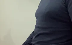 太饥渴了，我下班后赶回家，一边在厕所里一边穿衣服一边撸管！