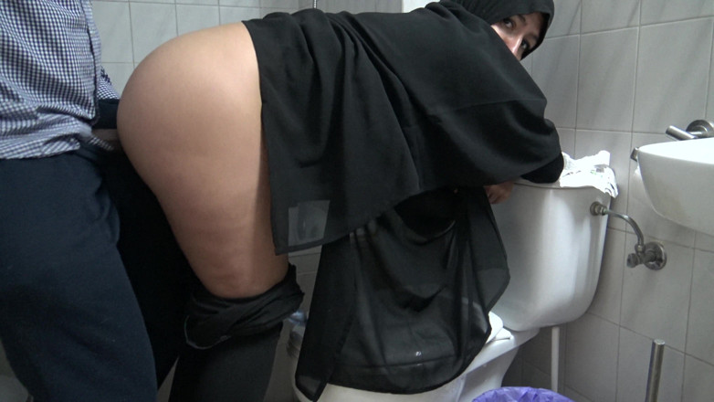 Souzan Halabi: Imigrantă afgană îl lasă pe colegul negru din Sainsbury să ejaculeze în...