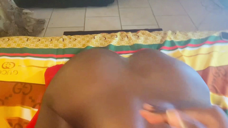 Skimask: Awek pantat lembut di atasnya