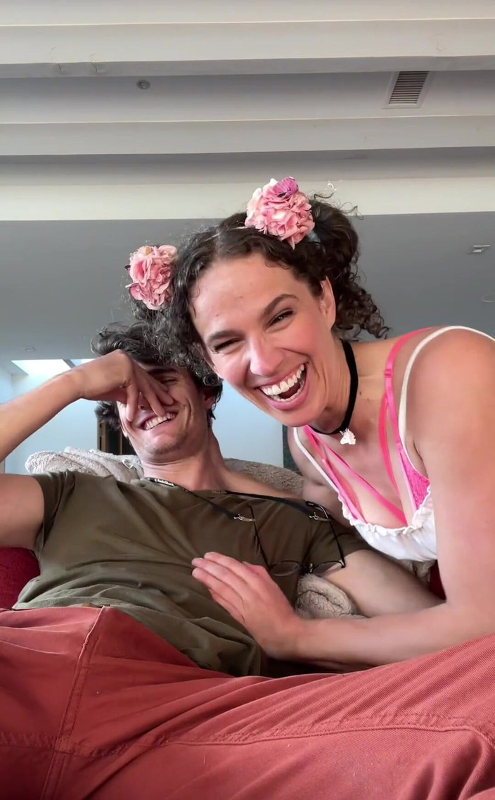 VibeWithMommy: 私と可愛い息子は、友達が他の部屋にいる間にふざけてる!