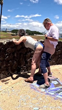 Hawaii'ye gelen bir ziyaretçiyle tanıştım -- ve işte buradayız, açık havada, oynuyoruz