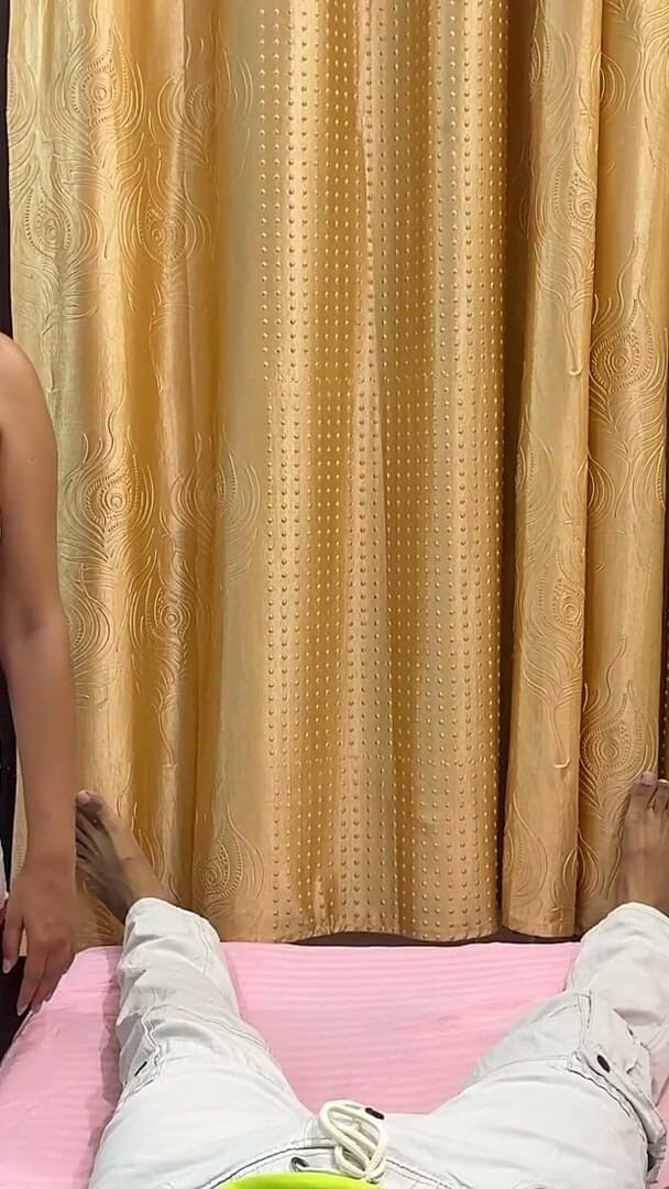 Hornycouple149: 欲火中烧的精子库护士为了得到样品而做了任何事情，甚至做爱并结束