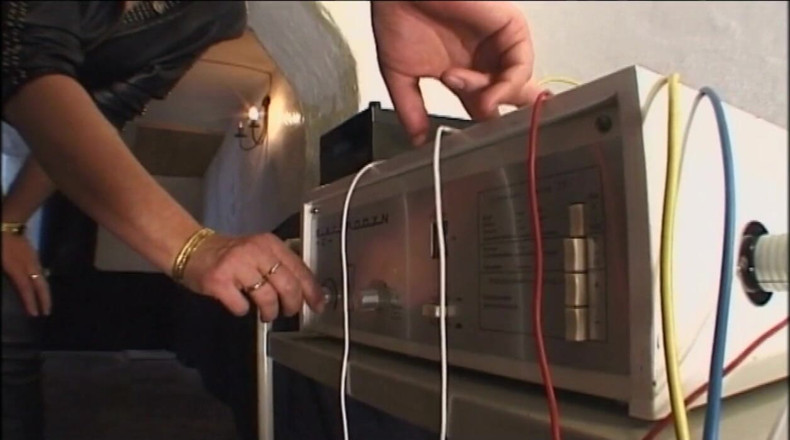 Absolute BDSM films - The original: Peituda loira saindo humilhante buceta electro shock
