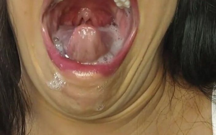 Anabel 693: Ана ламає горло своїй кралі 4 членами одночасно