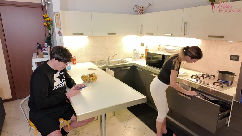 MissLeggings: Kuchyňská macecha v bílých legínách přistihla nevlastního přítele, jak ji...