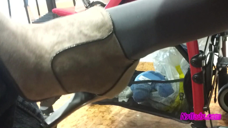 Nyllady: Accarezzo mio marito nel bar con i miei mini stivali...