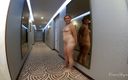 MILF Oxana: 三个裸体敢在酒店合集
