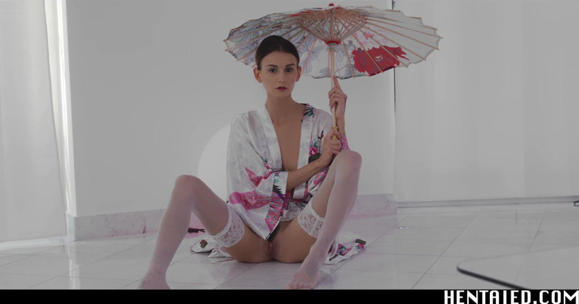 Hentaied: Gerçek hayat hentai - dövmeli kız büyük bir dildoya biniyor ve...