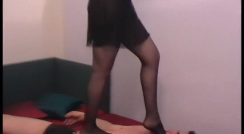 Foot Girls: Trampling and stretching her feet to kiss and smell