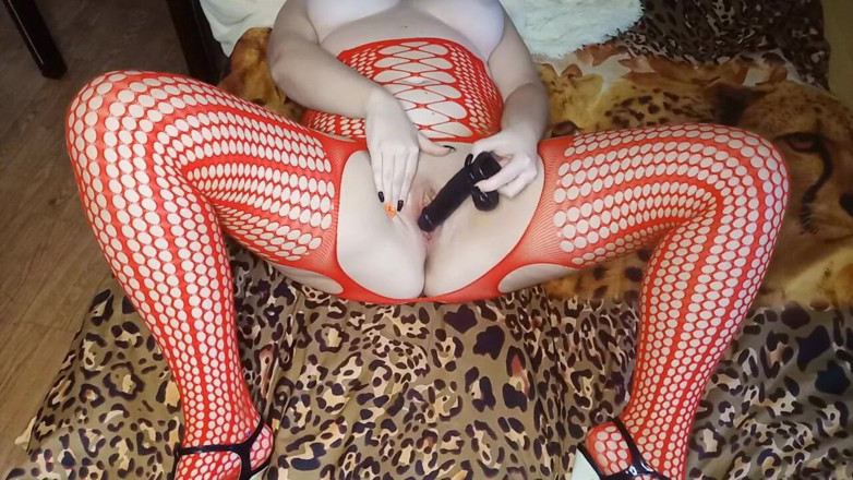 Whitekitten: Пухлая девушка в чулках-сеточках и высоких каблуках трахает киску дилдо