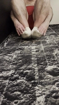 I piedi dell'allenatore Karl nei suoi calzini bianchi [8893]