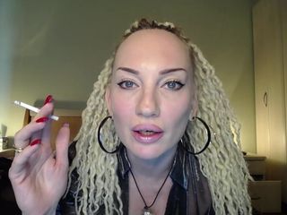 Bad ass bitch: Feticismo del fumo. Inalare e ripetere questo video ancora e...