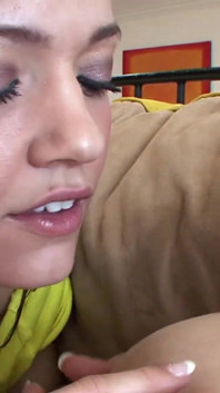 Azione lesbica con ragazza bruna