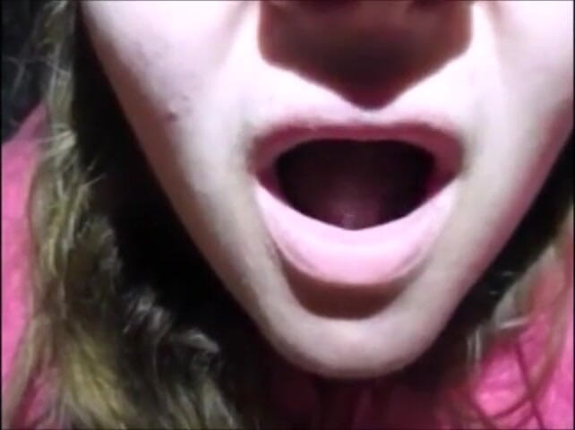 Fat Goddes: Şehirde bir yabancıya şıplak sakso çekiyor ve döl yutuyor