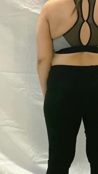 Sıkı taytlı ve spor sutyenli anne ile ateşli yoga