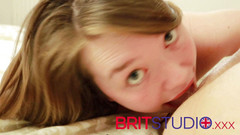 Brit Studio: Britská 18letá teenagerka olíná staršího chlapa