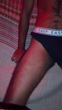Un black sexy en sous-vêtements gémit, fait du dirty talk jusqu’à ce qu’il jouisse fort, orgasme puissant