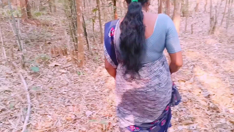 Telugu honey lips: インドの屋外セックス。Desi Bhabi 森の秘密のクソ夫。テルグ語の汚い話。
