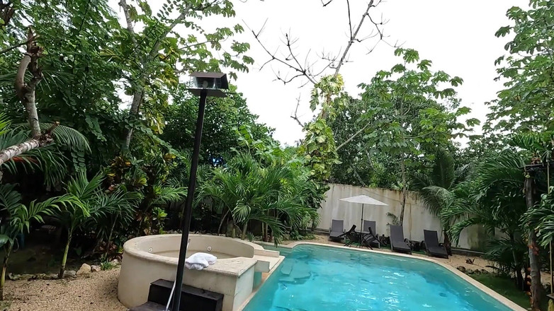 bekycarril: Pompino rischioso alla piscina in un resort