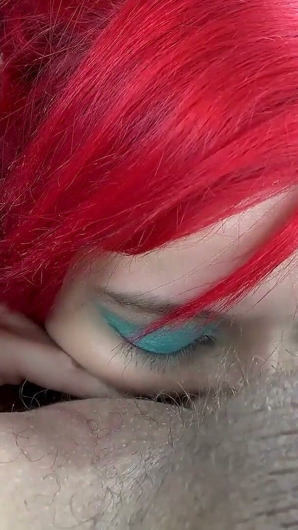 Brand New Amateurs: Jackie Petite, une rousse encrée fait une branlette et avale...