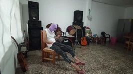 Sexi Music Teacher Poses Cachondo to Pupil
