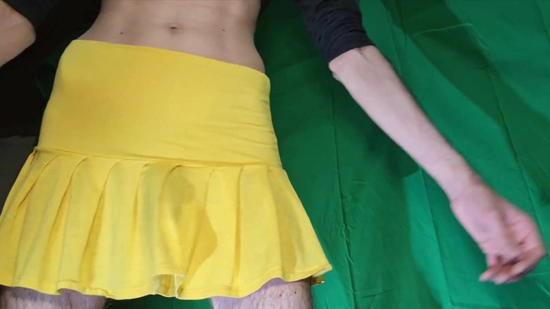 HeIsSooThin: Gele rok, geen slipje