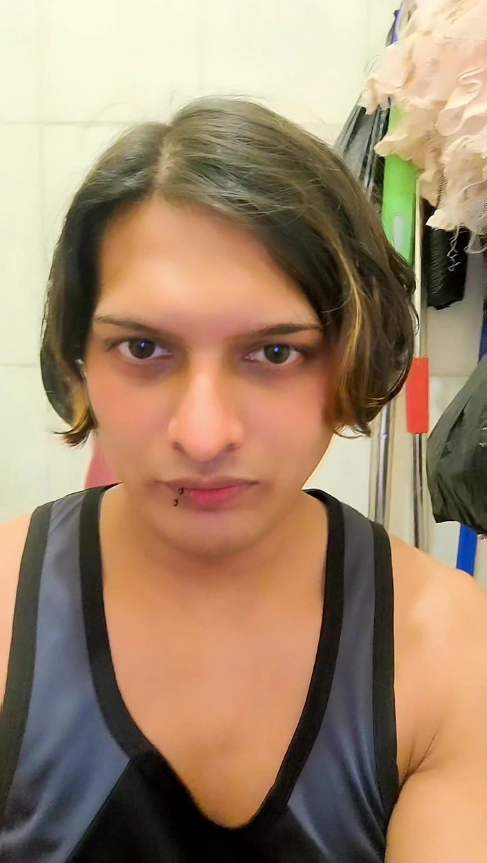 Zoyasazadai: 내 방에서 내 보라색 수건을 입고 샤워하는 Zoya Shezadi 인도 홀리 축제