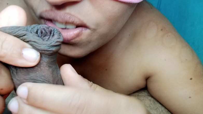 Hella Zaid: Mi hermanastra está jugando con su lengua y la piel...