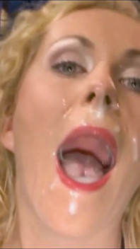 O curvă blondă cu ejaculare multiplă este umplută de spermă pe față