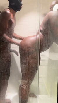 Criada en la ducha por twink mayor