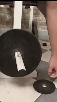 Bruna sexy distrae un ragazzo dai suoi esercizi di palestra e viene scopata come una cagna