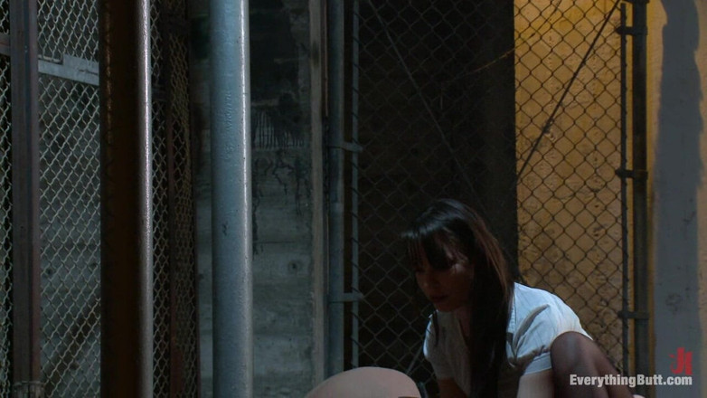 Everything Butt by Kink: Carne fresca per la guardiana