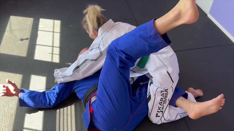 Lora Cross: Lora Cross v Andy Savage en lucha sexual