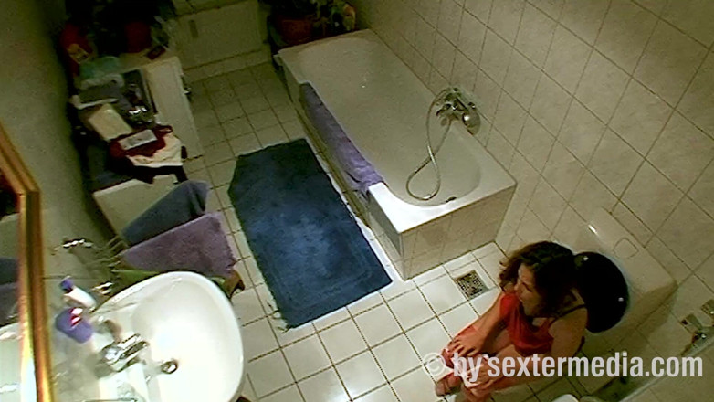 Viewer cam by Sextermedia: MILF melakukan kebersihan diri di kamar mandi